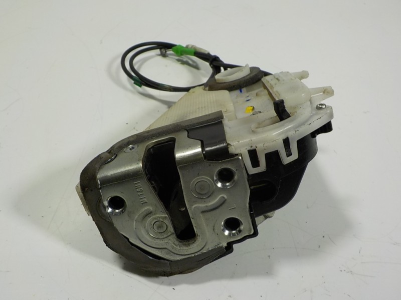Recambio de cerradura puerta trasera izquierda para toyota yaris 1.0 cat referencia OEM IAM 690600D110  