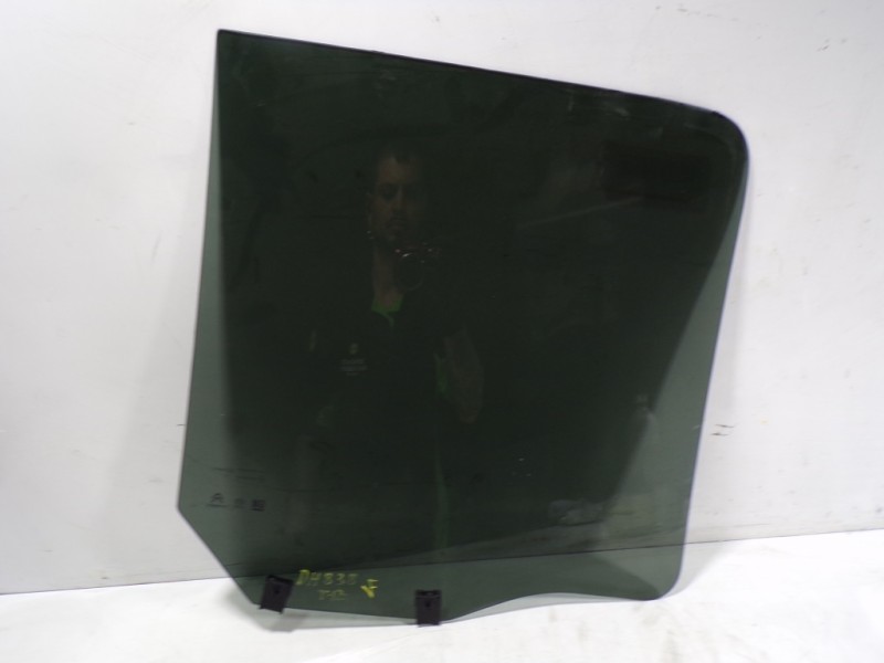 Recambio de cristal puerta trasero izquierdo para toyota proace city 1.2 12v referencia OEM IAM SU001A9724  