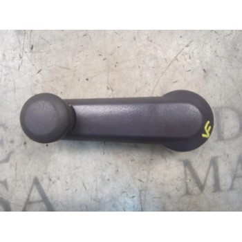 MANETA ELEVALUNAS TRASERA IZQUIERDA 