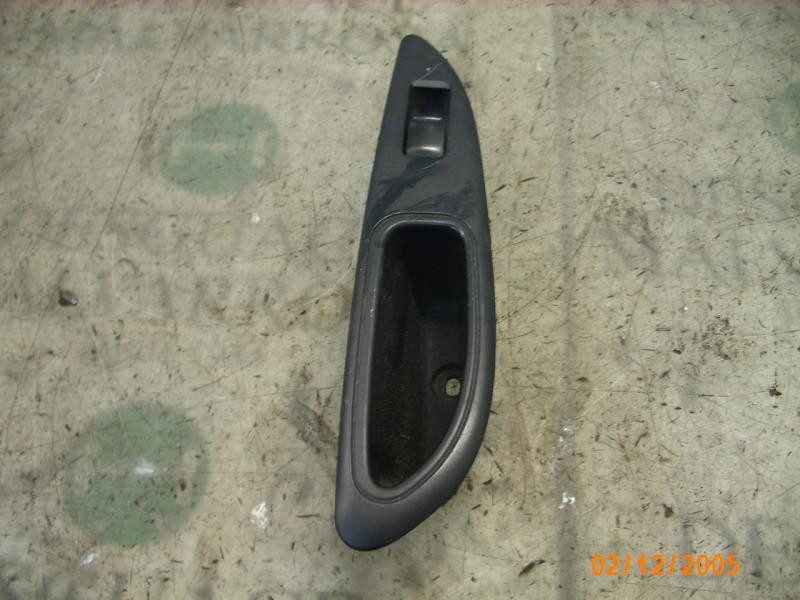 Recambio de mando elevalunas trasero izquierdo para nissan primera berlina (p12) acenta referencia OEM IAM   