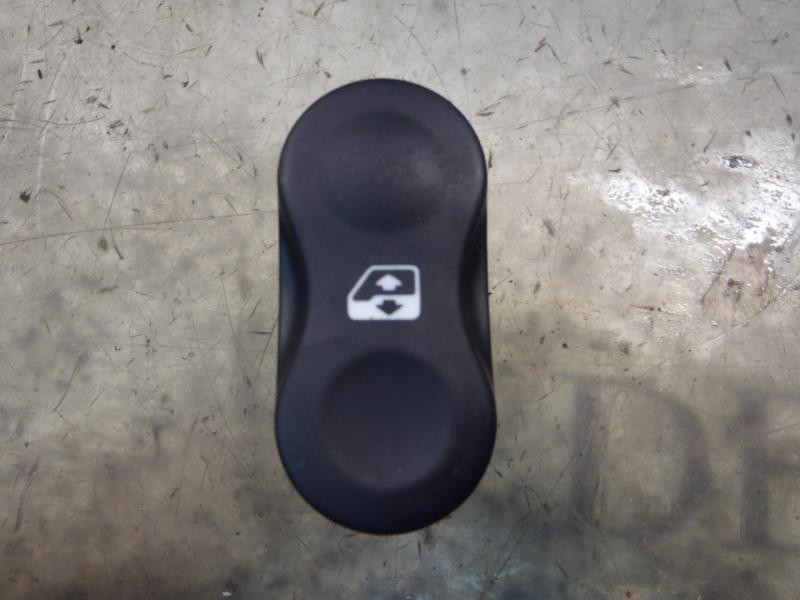 Recambio de mando elevalunas delantero derecho para dacia sandero ambiance referencia OEM IAM 8200602227  