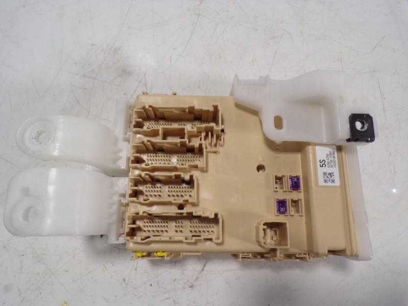 Recambio de caja reles / fusibles para toyota auris 1.8 16v cat (híbrido) referencia OEM IAM 8273012X81 8922102480 50122230
