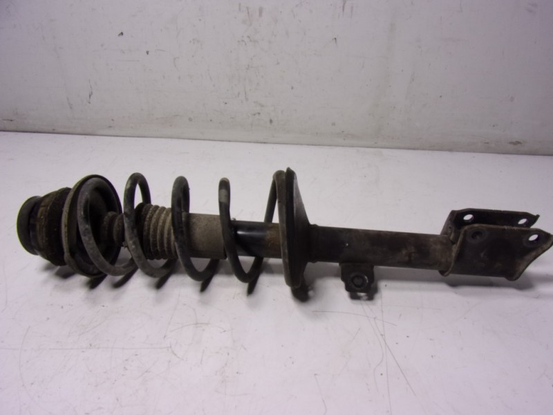 Recambio de amortiguador delantero izquierdo para dacia duster ambiance 4x2 referencia OEM IAM 543026656R 8200813791 