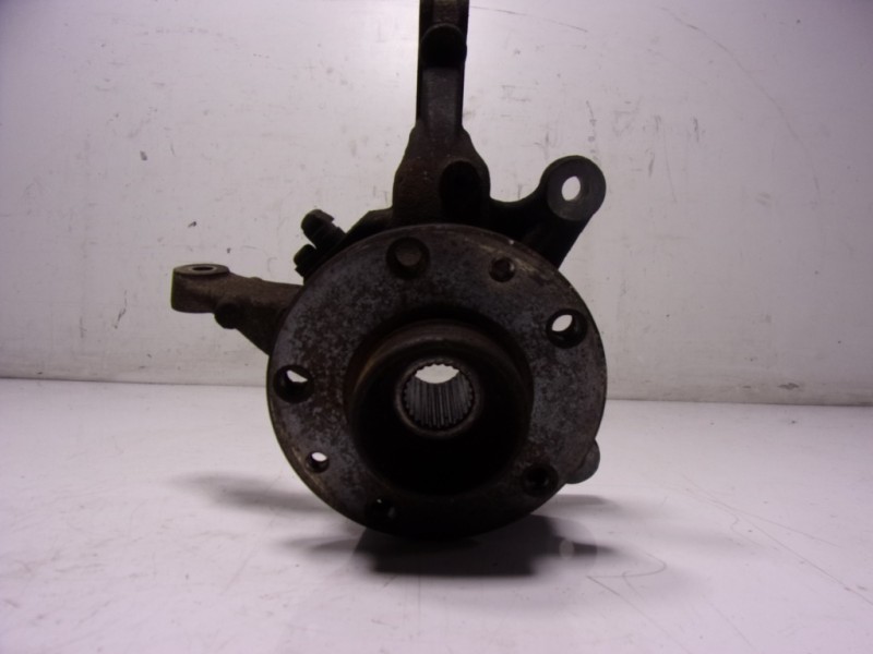 Recambio de mangueta delantera derecha para dacia duster ambiance 4x2 referencia OEM IAM 8200881829  402020009R