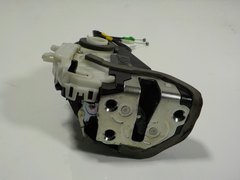 Recambio de cerradura puerta trasera derecha para toyota yaris 1.0 cat referencia OEM IAM 690500D310 U2014110F2 