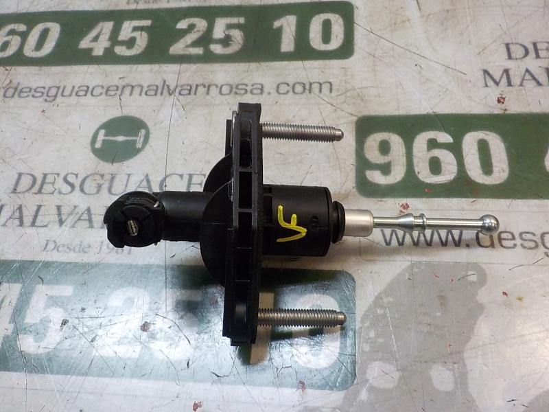 Recambio de bomba embrague para suzuki s-cross 1.6 ddis referencia OEM IAM 2381061M00  