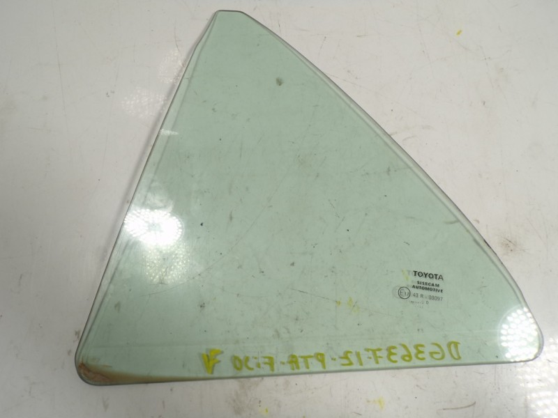 Recambio de cristal custodia trasero izquierdo para toyota corolla (e21) referencia OEM IAM 6812402470  