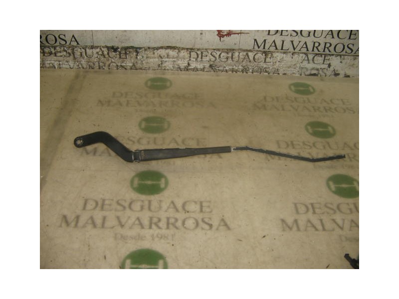 Recambio de brazo limpia delantero derecho para citroën saxo 1.1 sx referencia OEM IAM   