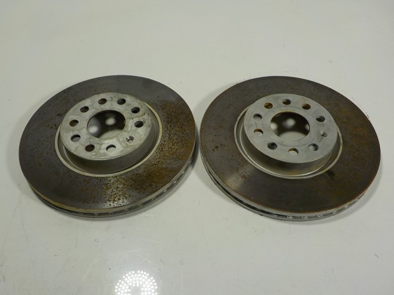 Recambio de disco freno trasero para seat leon sportstourer (kl8) 2.0 tdi referencia OEM IAM 5Q0615601D  