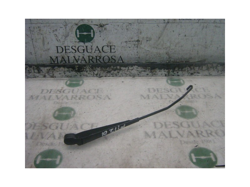 Recambio de brazo limpia delantero izquierdo para nissan trade 100 referencia OEM IAM   