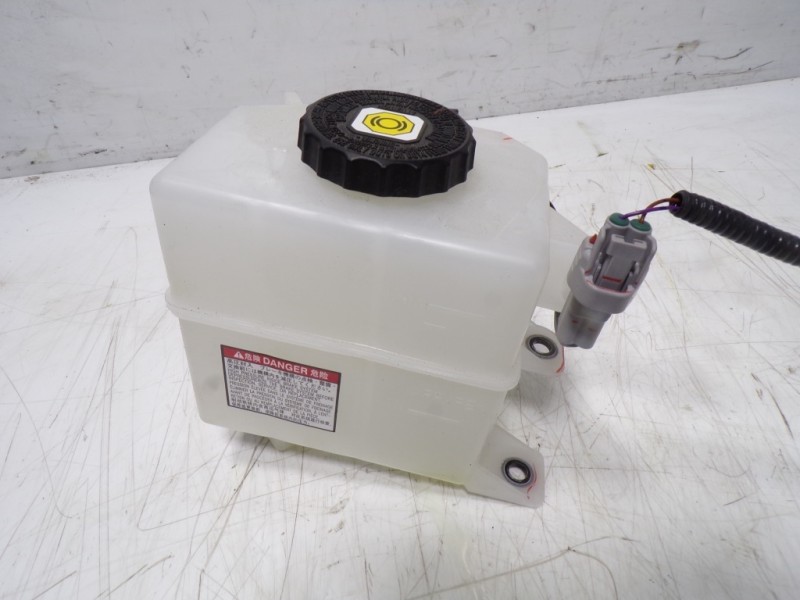 Recambio de deposito servo para lexus nx 300h 2wd referencia OEM IAM 4722078010  