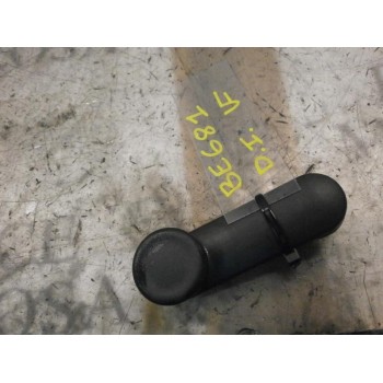 MANETA ELEVALUNAS DELANTERA IZQUIERDA 