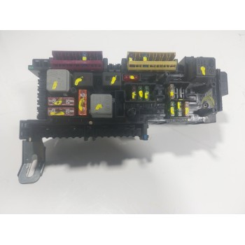 CAJA RELES / FUSIBLES A2049060605 