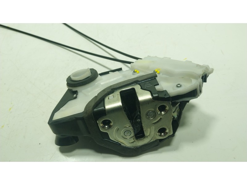 Recambio de cerradura puerta delantera izquierda para toyota yaris (_p13_) 1.5 (nsp131_) referencia OEM IAM 690400D520  