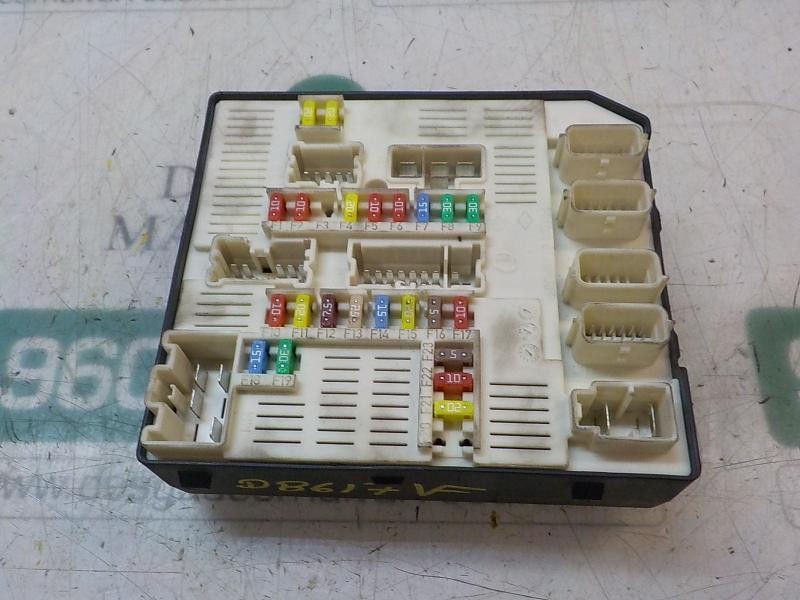 Recambio de caja reles / fusibles para renault megane iii berlina 5 p life referencia OEM IAM   