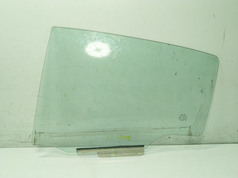 Recambio de cristal puerta trasero izquierdo para toyota yaris (_p13_) 1.5 (nsp131_) referencia OEM IAM 681400D200  