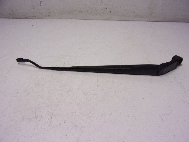 Recambio de brazo limpia delantero izquierdo para toyota yaris 1.5 vvti hev referencia OEM IAM 85221K0020  