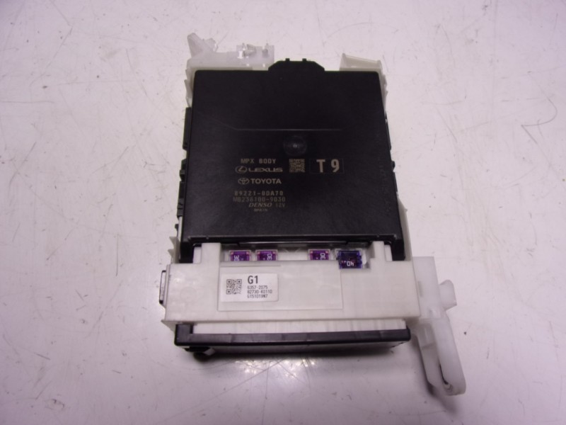 Recambio de caja reles / fusibles para toyota yaris 1.5 vvti hev referencia OEM IAM 82730K0100 892210DA70 