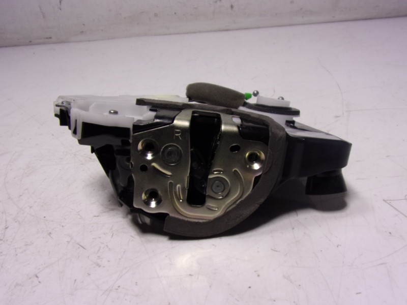 Recambio de cerradura puerta delantera derecha para toyota yaris 1.5 vvti hev referencia OEM IAM 69030K0040 M7311530M6 