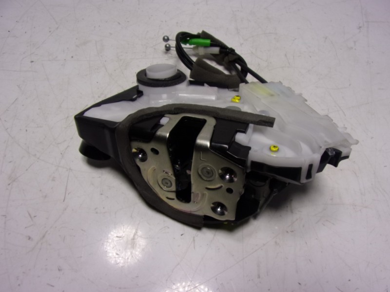 Recambio de cerradura puerta delantera izquierda para toyota yaris 1.5 vvti hev referencia OEM IAM 69040K0040 M7311460M6 