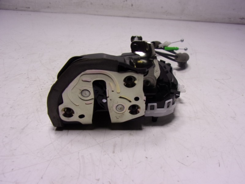 Recambio de cerradura puerta trasera derecha para toyota yaris 1.5 vvti hev referencia OEM IAM 69050K0030 M7314450M6 