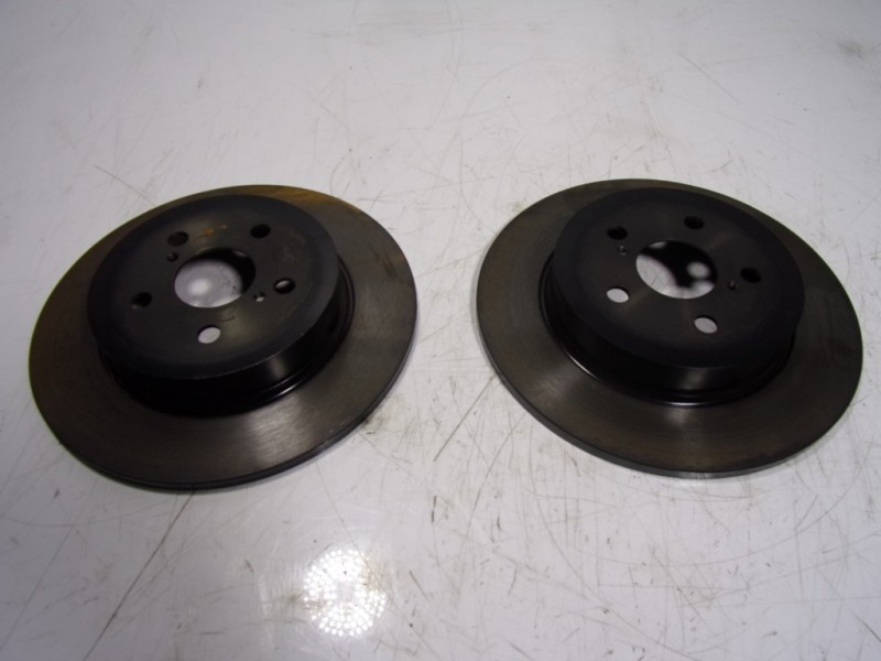 Recambio de disco freno trasero para toyota yaris 1.5 vvti hev referencia OEM IAM   