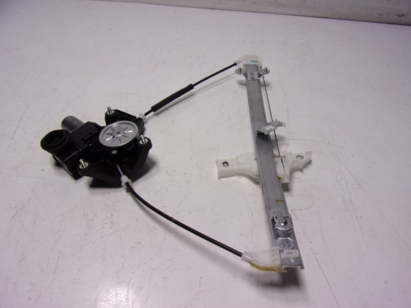 Recambio de elevalunas trasero derecho para toyota yaris 1.5 vvti hev referencia OEM IAM 69830K0010 0620206081 