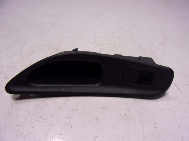 Recambio de mando elevalunas trasero derecho para toyota yaris 1.5 vvti hev referencia OEM IAM 8481002260 3561B361D 