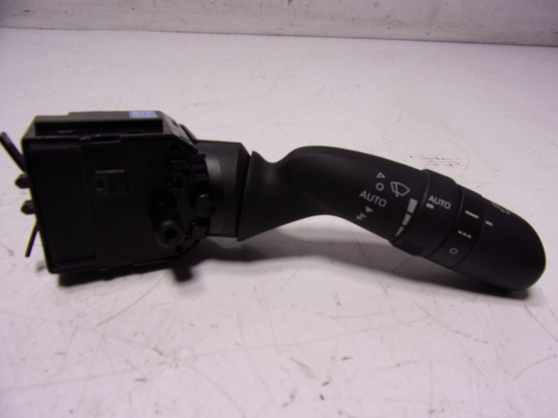 Recambio de mando limpia para toyota yaris 1.5 vvti hev referencia OEM IAM 8465202A50  