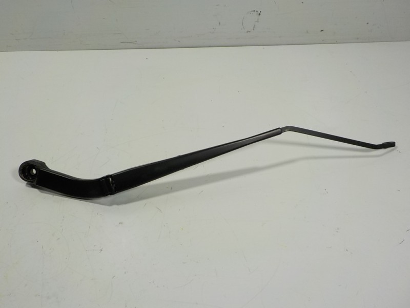 Recambio de brazo limpia delantero derecho para land rover discovery sport 2.0 td4 cat referencia OEM IAM LR064426  