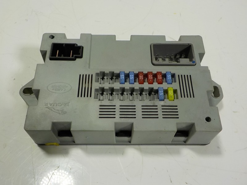 Recambio de caja reles / fusibles para land rover discovery sport 2.0 td4 cat referencia OEM IAM LR041091 CPLA14Q073AA 