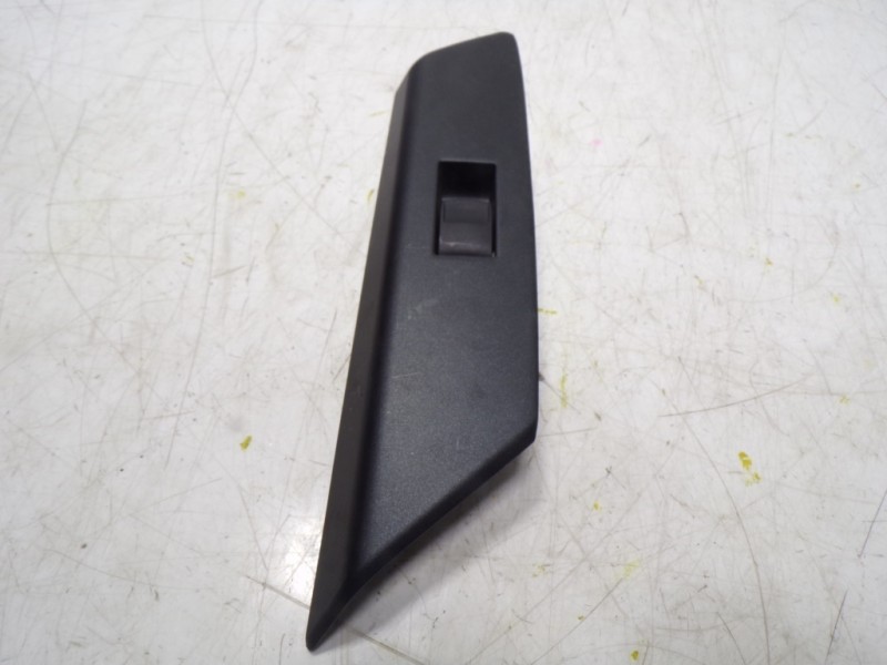 Recambio de mando elevalunas trasero derecho para toyota rav 4 advance hybrid referencia OEM IAM 8481052030  