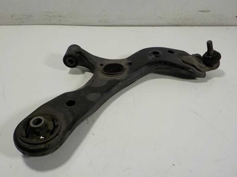 Recambio de brazo suspension inferior delantero derecho para lexus ct 200h referencia OEM IAM 4806847050  