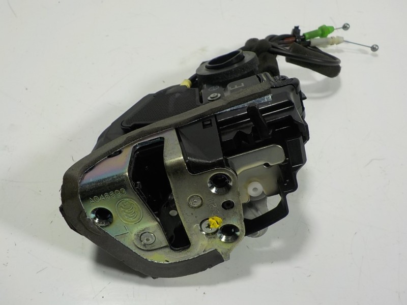 Recambio de cerradura puerta trasera izquierda para lexus ct 200h referencia OEM IAM 6906033131 1012411 