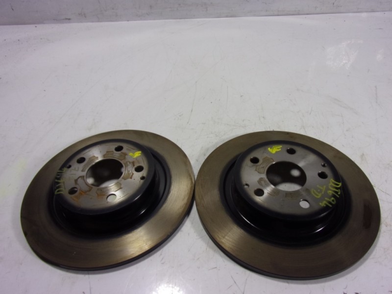 Recambio de disco freno trasero para toyota yaris cross 1.5 vvti 16 v 55 kw referencia OEM IAM 424310D210  