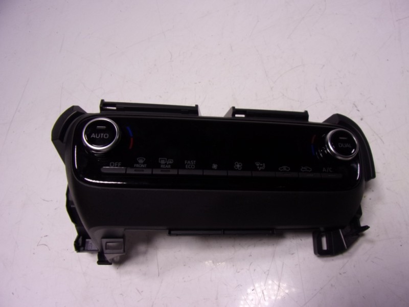 Recambio de mando climatizador para toyota yaris 1.5 vvti hev referencia OEM IAM 559000DN00 559000DN00 