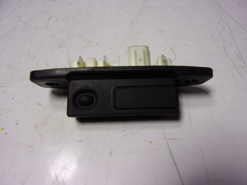 Recambio de maneta porton para toyota yaris 1.5 vvti hev referencia OEM IAM 7481113010C2  