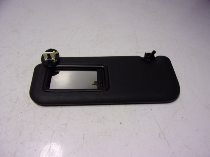 Recambio de parasol izquierdo para toyota yaris 1.5 vvti hev referencia OEM IAM 74320K0100C0  