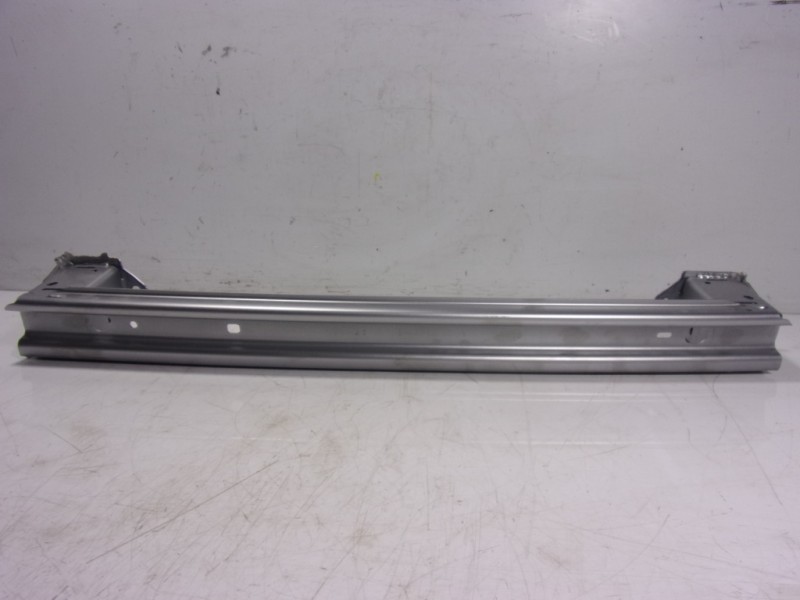 Recambio de refuerzo paragolpes trasero para toyota yaris 1.5 vvti hev referencia OEM IAM 520230D180  