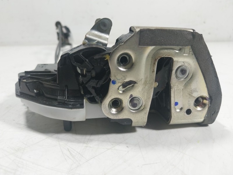 Recambio de cerradura puerta trasera izquierda para toyota hilux referencia OEM IAM 690600K120  