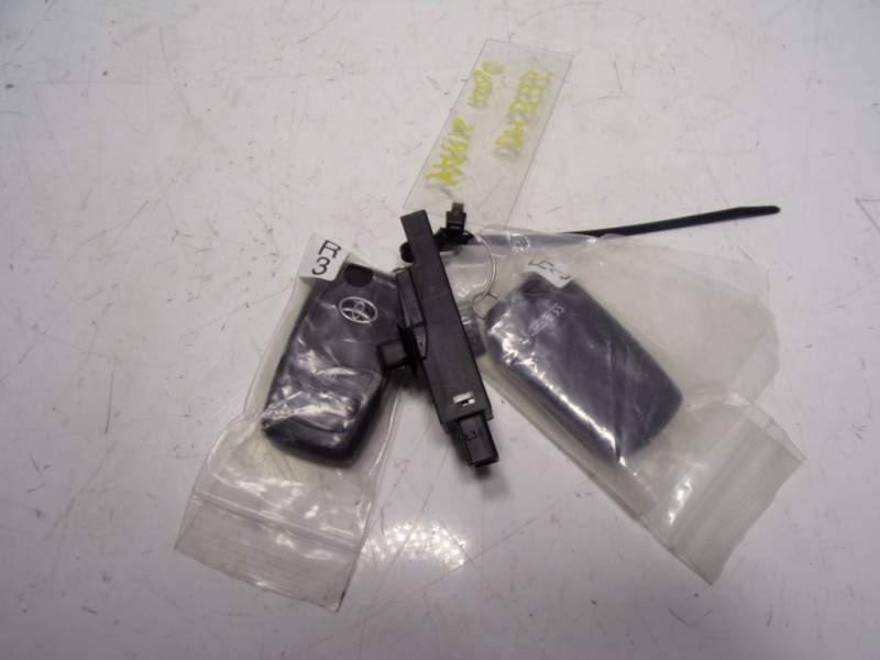 Recambio de conmutador de arranque para toyota yaris 1.5 vvti hev referencia OEM IAM 899A012080  