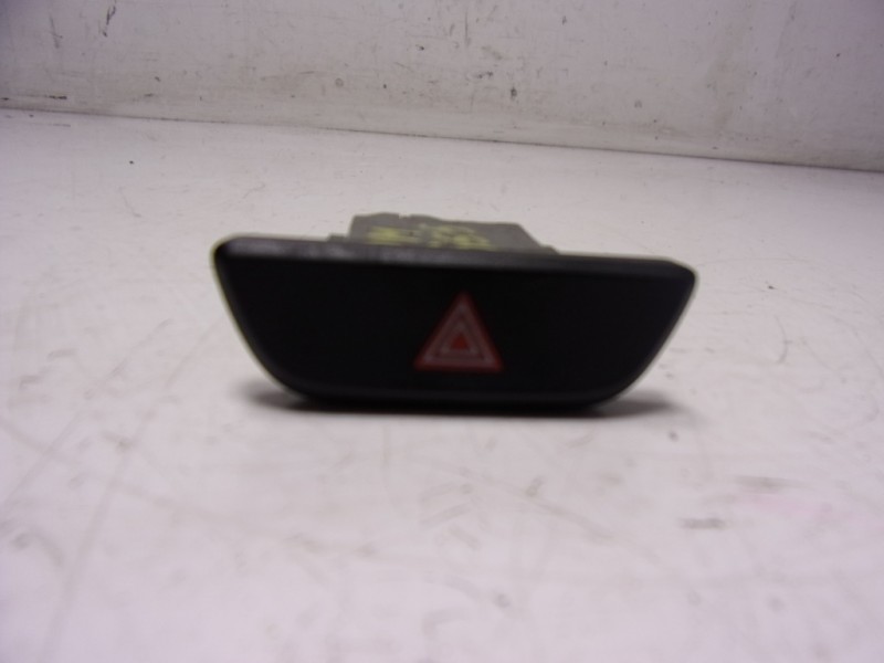 Recambio de warning para toyota yaris 1.5 vvti hev referencia OEM IAM 843320D220 7851S31 