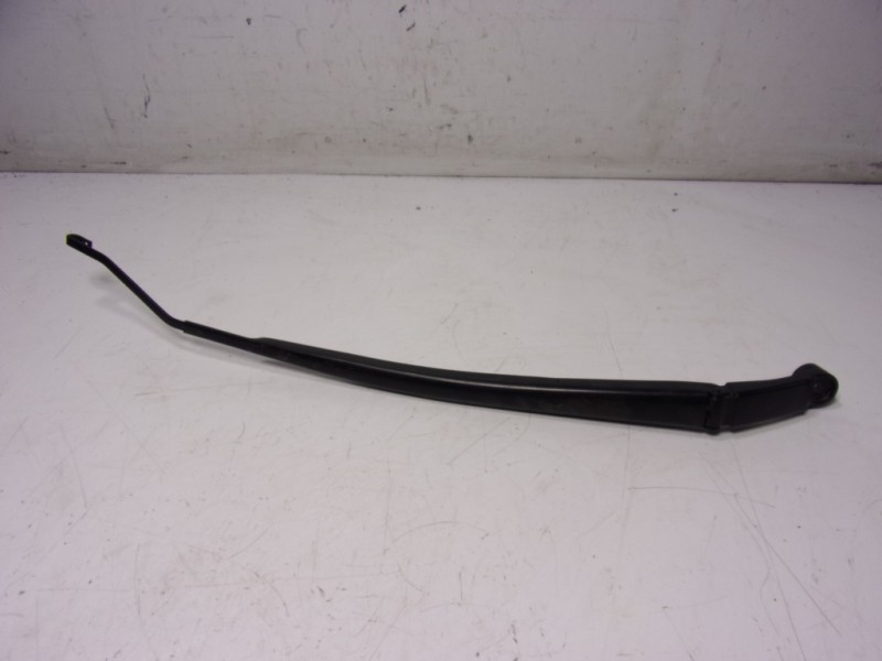 Recambio de brazo limpia delantero derecho para toyota yaris 1.5 vvti hev referencia OEM IAM 85211K0020  