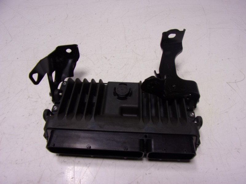 Recambio de centralita motor uce para toyota yaris 1.5 vvti hev referencia OEM IAM 89661K0082 89661K0082 