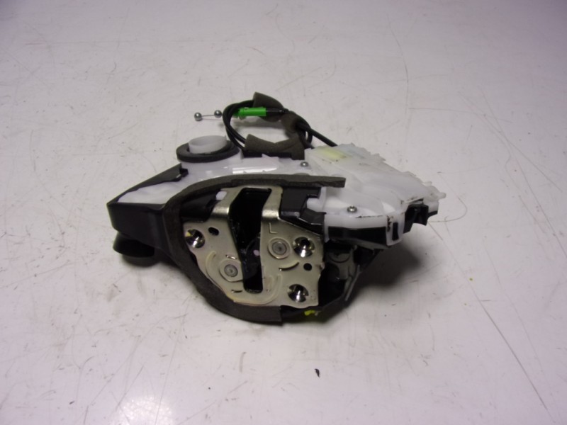 Recambio de cerradura puerta delantera izquierda para toyota yaris 1.5 vvti hev referencia OEM IAM 69040K0041 M7311460M6 