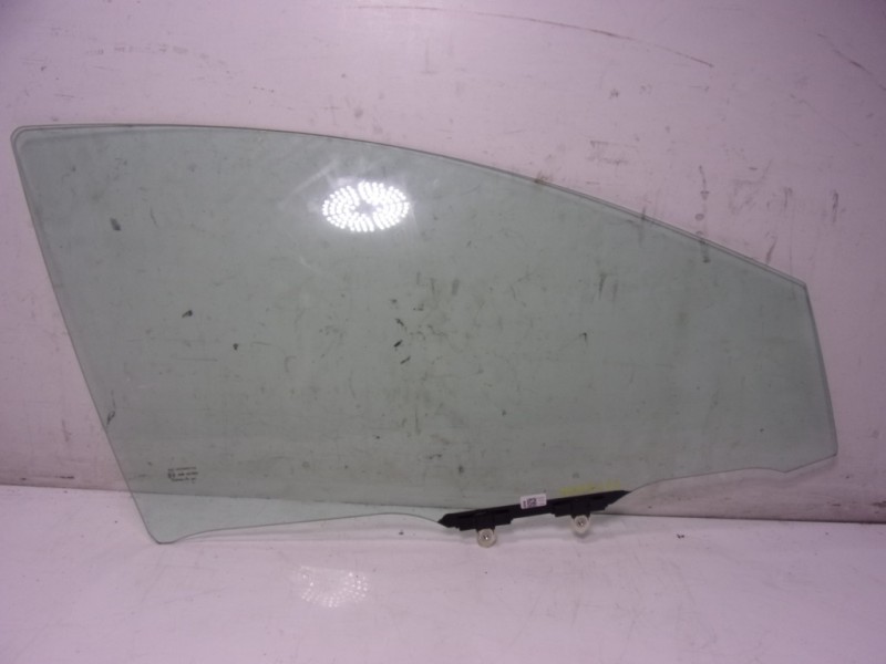 Recambio de cristal puerta delantero derecho para toyota yaris 1.5 vvti hev referencia OEM IAM 681010D060  