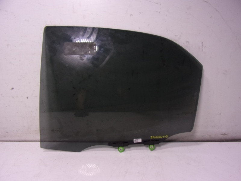 Recambio de cristal puerta trasero izquierdo para toyota yaris 1.5 vvti hev referencia OEM IAM 681040D040  