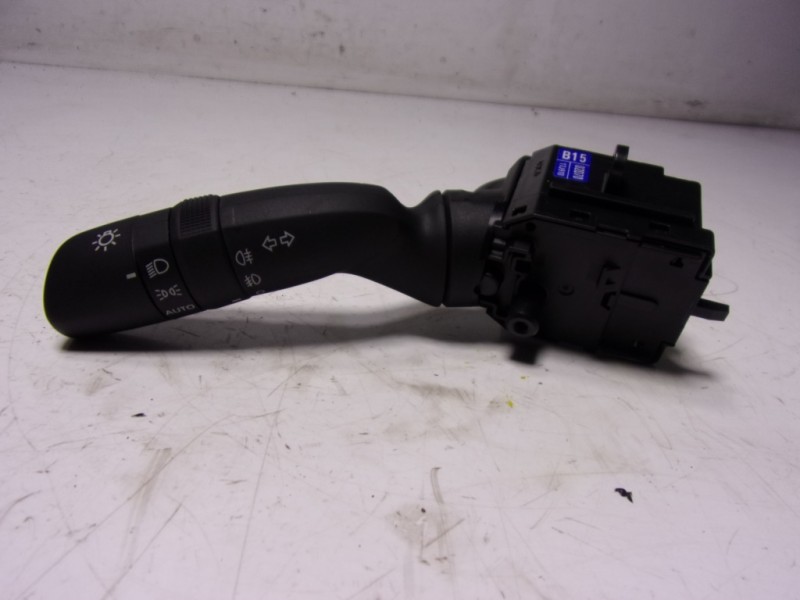Recambio de mando luces para toyota yaris 1.5 vvti hev referencia OEM IAM 8432902040  