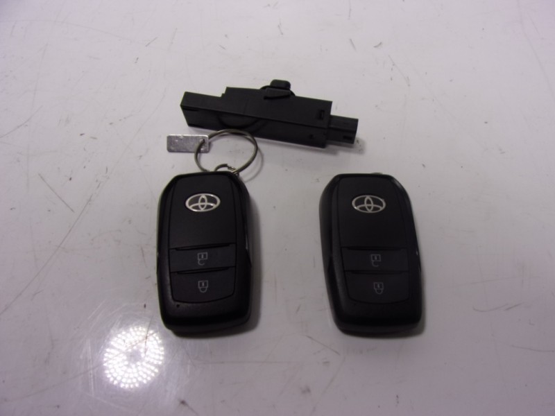 Recambio de conmutador de arranque para toyota yaris 1.5 vvti hev referencia OEM IAM 899A0K0030  