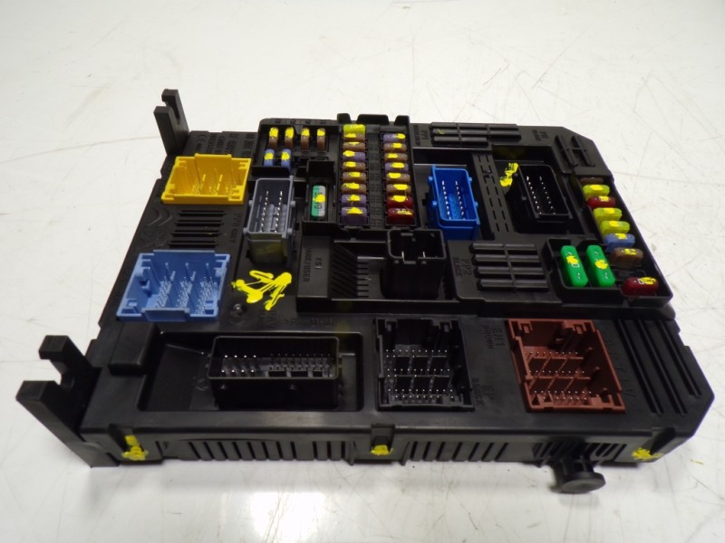 Recambio de caja reles / fusibles para opel corsa f electric referencia OEM IAM  983288038000 